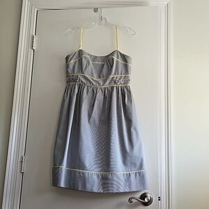 Above the knee, blue lines with yellow piping